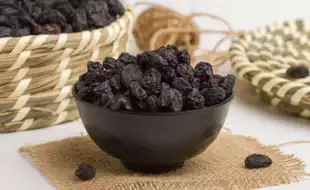 Feeling Constipated? Have Black Raisins And Milk To Ease Your Bowel Movement