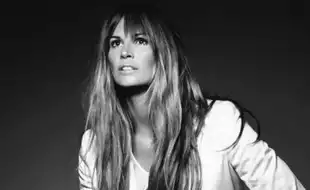 Elle MacPherson Says Refused Chemotherapy After Breast Cancer Diagnosis, Opted Holistic Treatment; Are They Worth Trying?